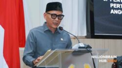 Anggota DPRD Kabupaten Sukabumi, Loka Tresnajaya, menyampaikan laporan hasil reses pertama mewakili fraksi Partai Golkar dan Partai Amanat Nasional dalam rapat Paripurna ke-2, Selasa (31/3/2026). |Foto: dok.setwan