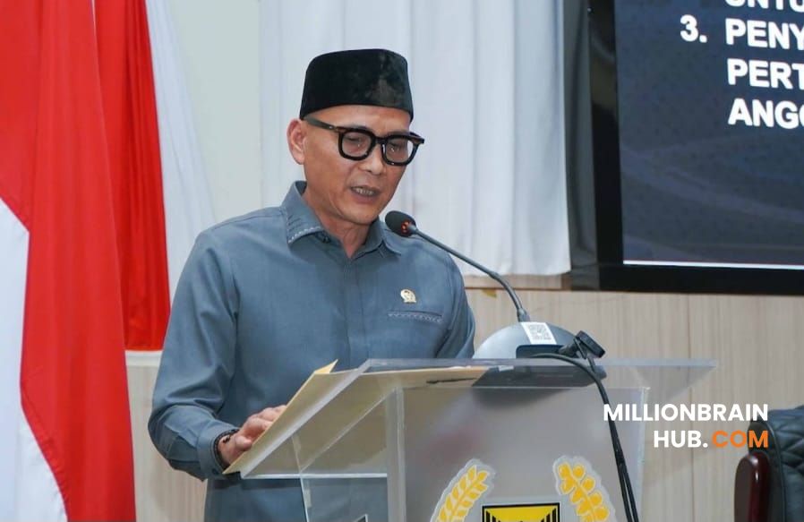 Anggota DPRD Kabupaten Sukabumi, Loka Tresnajaya, menyampaikan laporan hasil reses pertama mewakili fraksi Partai Golkar dan Partai Amanat Nasional dalam rapat Paripurna ke-2, Selasa (31/3/2026). |Foto: dok.setwan