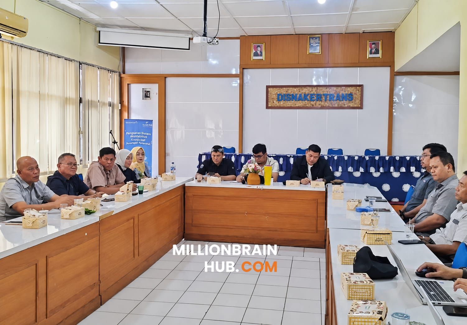 Rapat kerja Komisi IV DPRD Kabupaten Sukabumi bersama sejumlah pemangku kepentingan di Kantor Disnakertrans Kabupaten Sukabumi, Senin (4/5/2026). |Foto: fpks