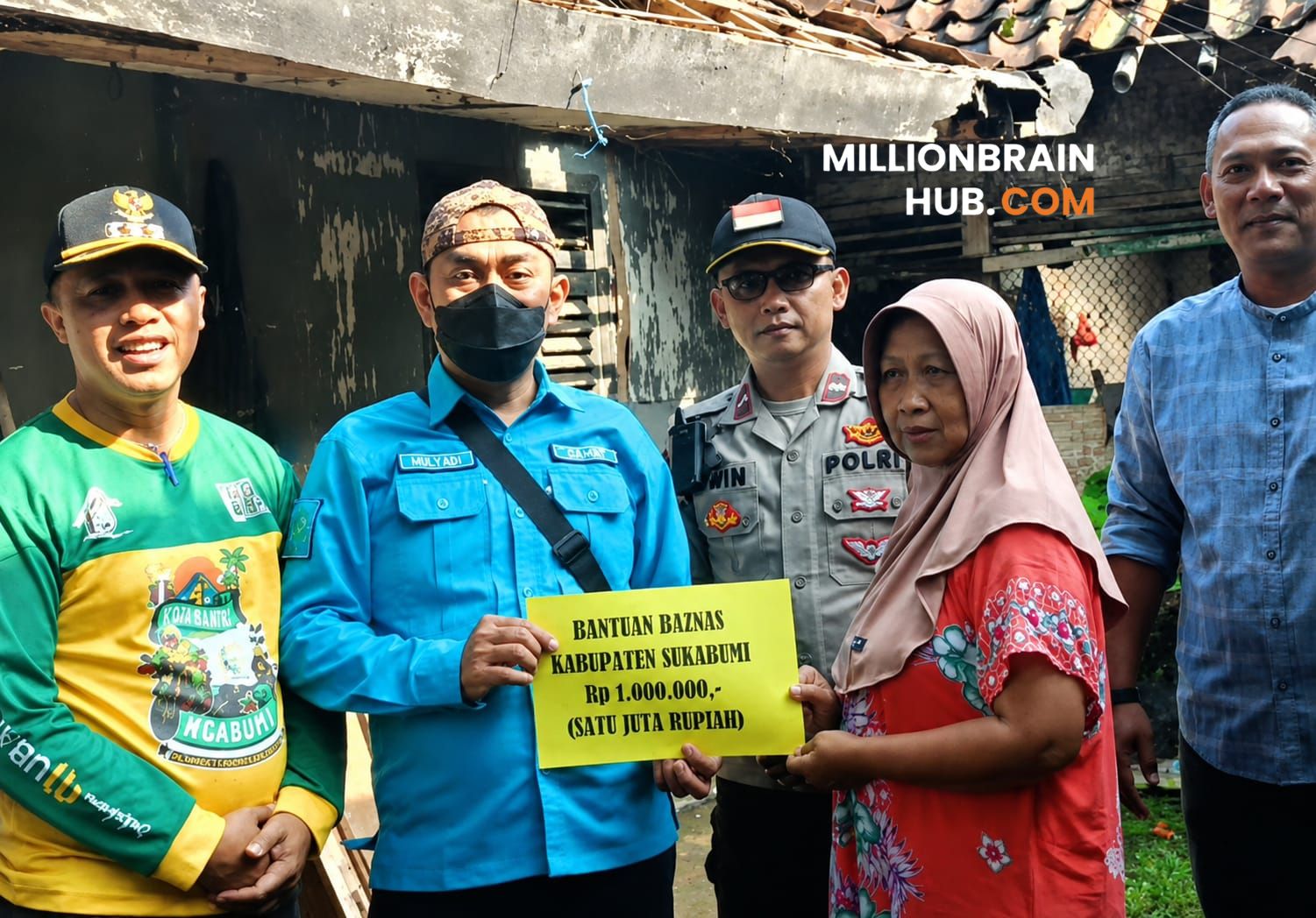 Pemerintah Kelurahan dan Kecamatan Cibadak secara bergotong royong melaksanakan pembangunan Rumah Tidak Layak Huni (RTLH) bagi warga di wilayahnya, Jumat (08/05/2026). |Foto: ist