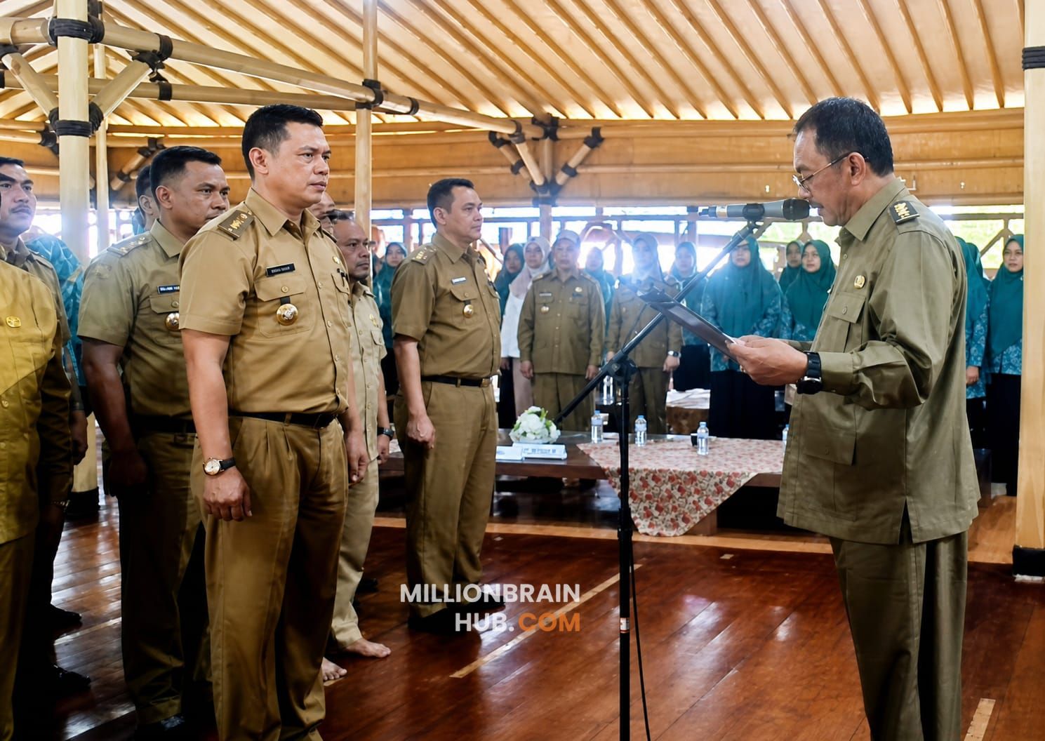 Dikukuhkan, Camat Caringin, Ridwan Agus Mulyawan, setelah resmi terpilih secara aklamasi sebagai Ketua Apekkasi masa bakti 2026–2029 di Saung Hegar Rizky, Selasa (5/5/2026). |Foto: ist