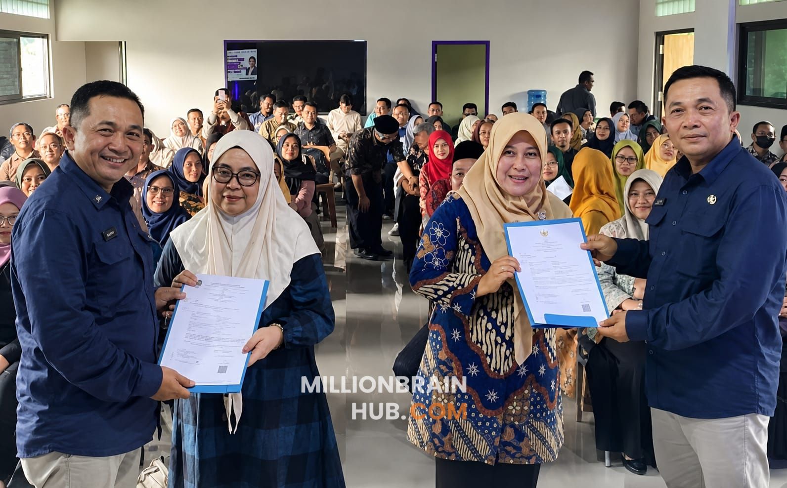 Kepala Dinas Pendidikan Kabupaten Sukabumi, Deden Sumpena saat menyerahkan SK kenaikan pangkat kepada para guru. |Foto: disdik