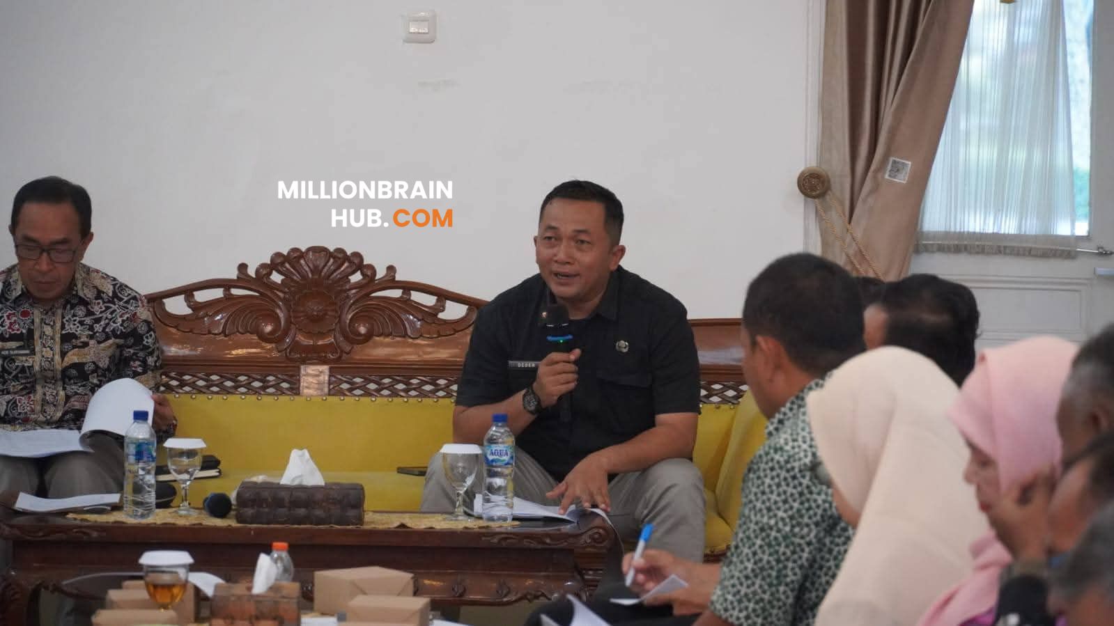 Kepala Dinas Pendidikan Deden Sumpena bersama Sekda Ade Suryaman di pendopo sukabumi. |Foto: ist