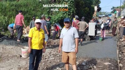 Semangat Gotong Royong, Warga Cibodas Perbaiki Jalan Desa Secara Swadaya