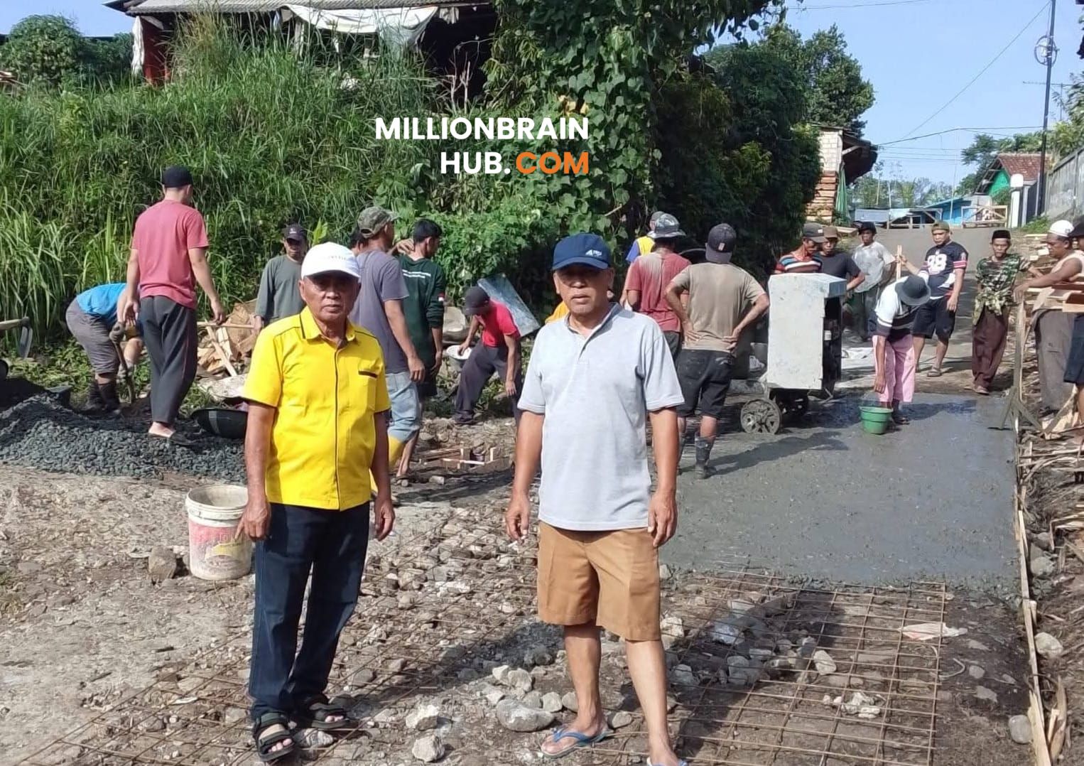 Perbaikan jalan desa yang dilaksanakan secara swadaya oleh masyarakat di Kampung Lembursawah RT 10 RW 02, Desa Cibodas Kecamatan Bojonggenteng. |Foto: saep praja