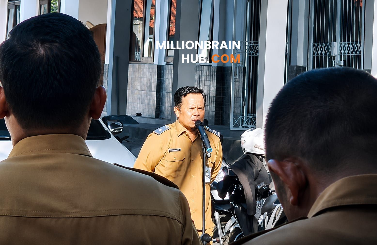 Kepala Dinas Pertanian Kabupaten Sukabumi, Aep Majmudin, saat memimpin apel pagi di halaman kantor setempat, Senin (8/6/2026).