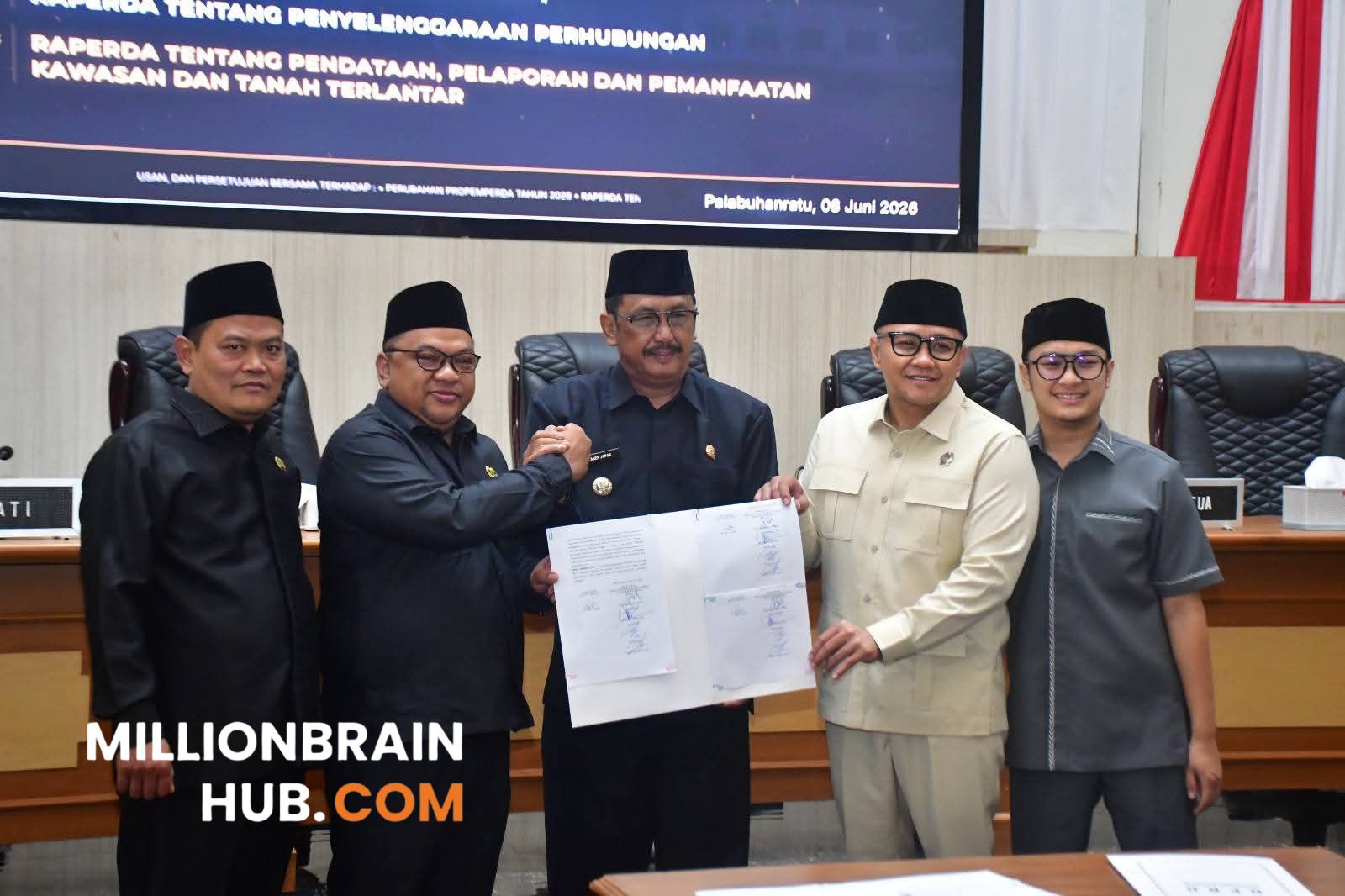Sepakat, DPRD dan Pemkab Sukabumi sahkan dua Raperda Strategis. |Foto: ist