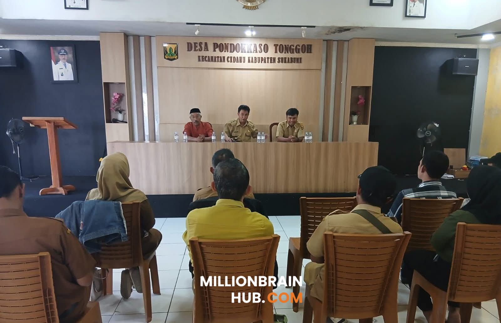 Rapat pembahasan pengelolaan keuangan desa di Aula Kantor Desa Pondokkaso Tonggoh, Kecamatan Cidahu, Selasa (9/6/2026).