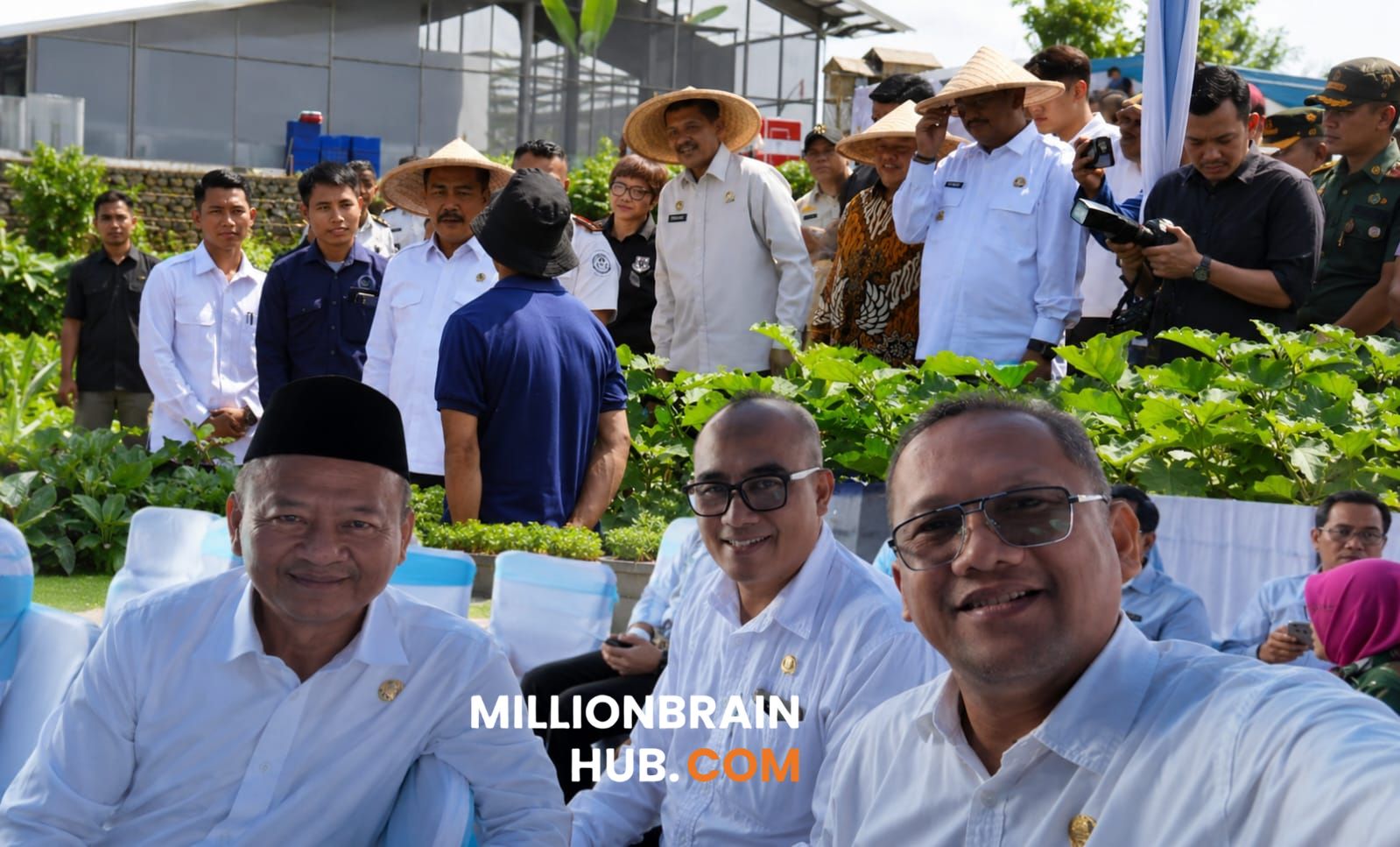 Sekretaris Dinas Pertanian Kabupaten Sukabumi, Denis Eriska, mendampingi Bupati Sukabumi Asep Japar dan Menteri Imigrasi dan Pemasyarakatan Republik Indonesia, Jenderal Pol (Purn) Agus Andrianto, dalam kegiatan Bhakti Sosial, Peninjauan Tempat Ibadah, serta Optimalisasi Sarana Asimilasi dan Edukasi Berkah Mandiri di Lapas Kelas IIA Warungkiara, Kabupaten Sukabumi, Rabu (10/6/2026). |Foto: ist