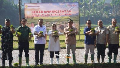 Kanan foto: Sekretaris Dinas Pertanian Kabupaten Sukabumi Denis Eriska mendampingi Sekretaris Daerah Ade Suryaman saat Gerakan Percepatan Semai, Olah Lahan, dan Tanam di Desa Nyalindung, Kecamatan Nyalindung. kamis, (18/06/2026). |Foto: Dokpim