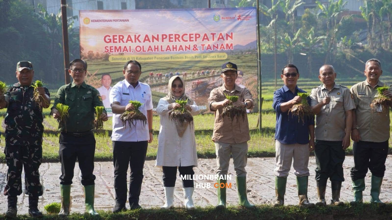 Kanan foto: Sekretaris Dinas Pertanian Kabupaten Sukabumi Denis Eriska mendampingi Sekretaris Daerah Ade Suryaman saat Gerakan Percepatan Semai, Olah Lahan, dan Tanam di Desa Nyalindung, Kecamatan Nyalindung. kamis, (18/06/2026). |Foto: Dokpim