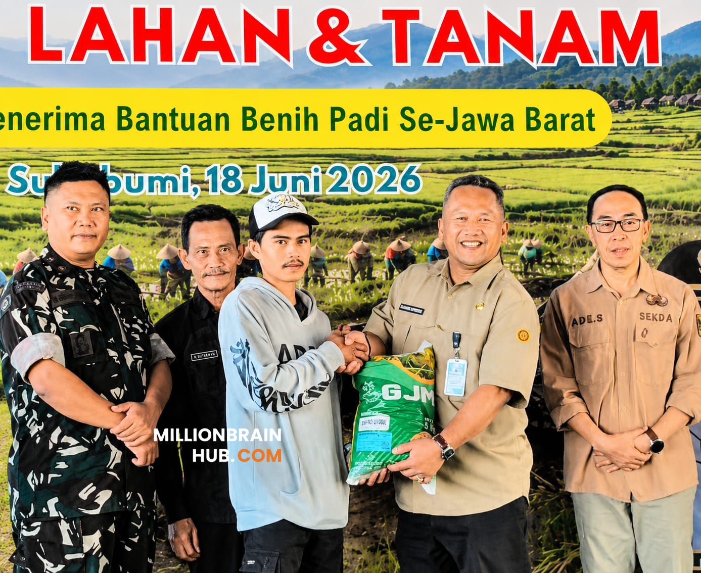 Bantuan benih diserahkan langsung oleh Sekretaris Dinas Pertanian Kabupaten Sukabumi, Denis Eriska kepada perwakilan kelompok tani. |Foto: Distan