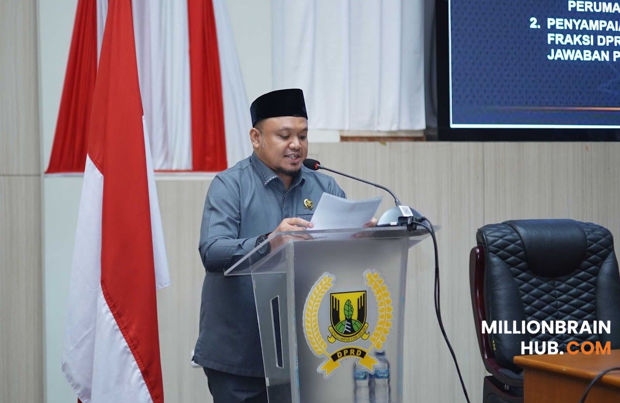 Anggota Fraksi PKS, Erpa Aris Purnama, saat rapat paripurna DPRD Kabupaten Sukabumi terkait tanggapan fraksi terhadap 3 Raperda inisiatif DPRD. |Foto: humprot