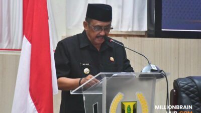 Bupati Sukabumi Asep Japar saat memberikan jawaban atas pandangan umum fraksi-fraksi DPRD dalam rapat paripurna di Gedung DPRD Kabupaten Sukabumi, Senin (22/6/2026). |Foto: humprot