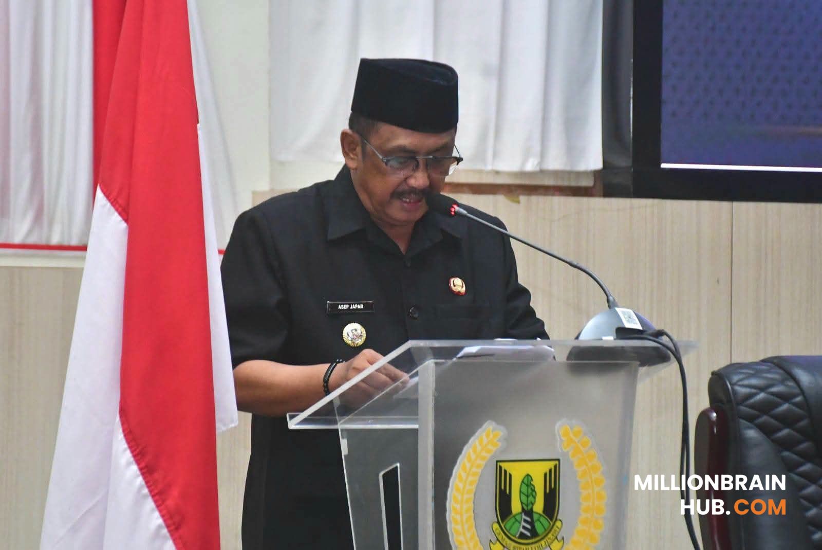 Bupati Sukabumi Asep Japar saat memberikan jawaban atas pandangan umum fraksi-fraksi DPRD dalam rapat paripurna di Gedung DPRD Kabupaten Sukabumi, Senin (22/6/2026). |Foto: humprot