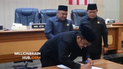 Bupati dan pimpinan DPRD menandatangani persetujuan bersama Raperda tentang Pertanggungjawaban Pelaksanaan APBD Tahun Anggaran 2025. |Foto: dokpim