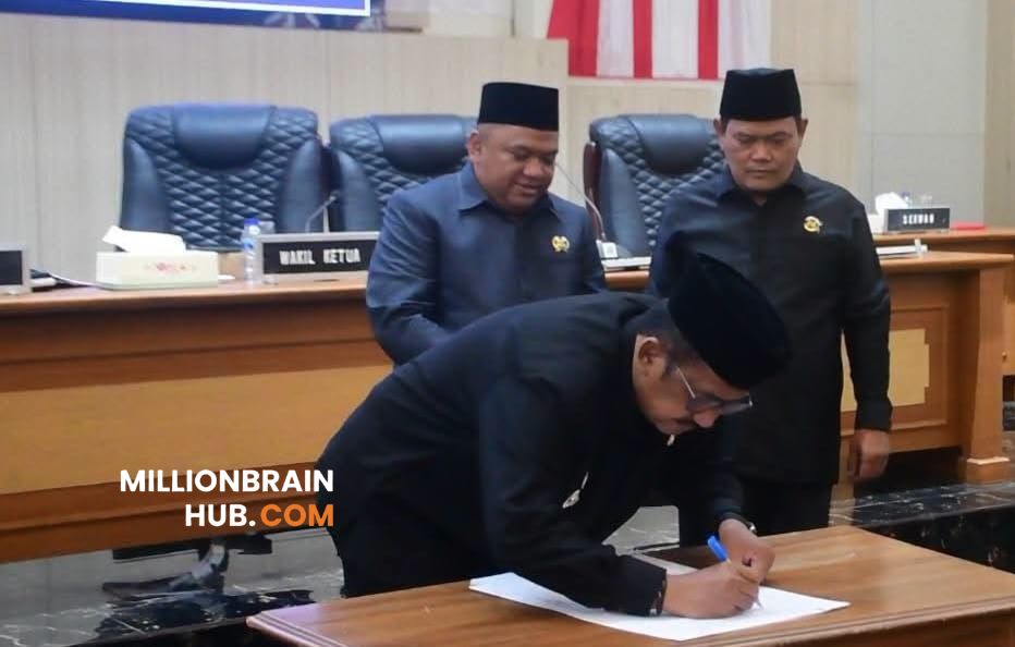 Bupati dan pimpinan DPRD menandatangani persetujuan bersama Raperda tentang Pertanggungjawaban Pelaksanaan APBD Tahun Anggaran 2025. |Foto: dokpim