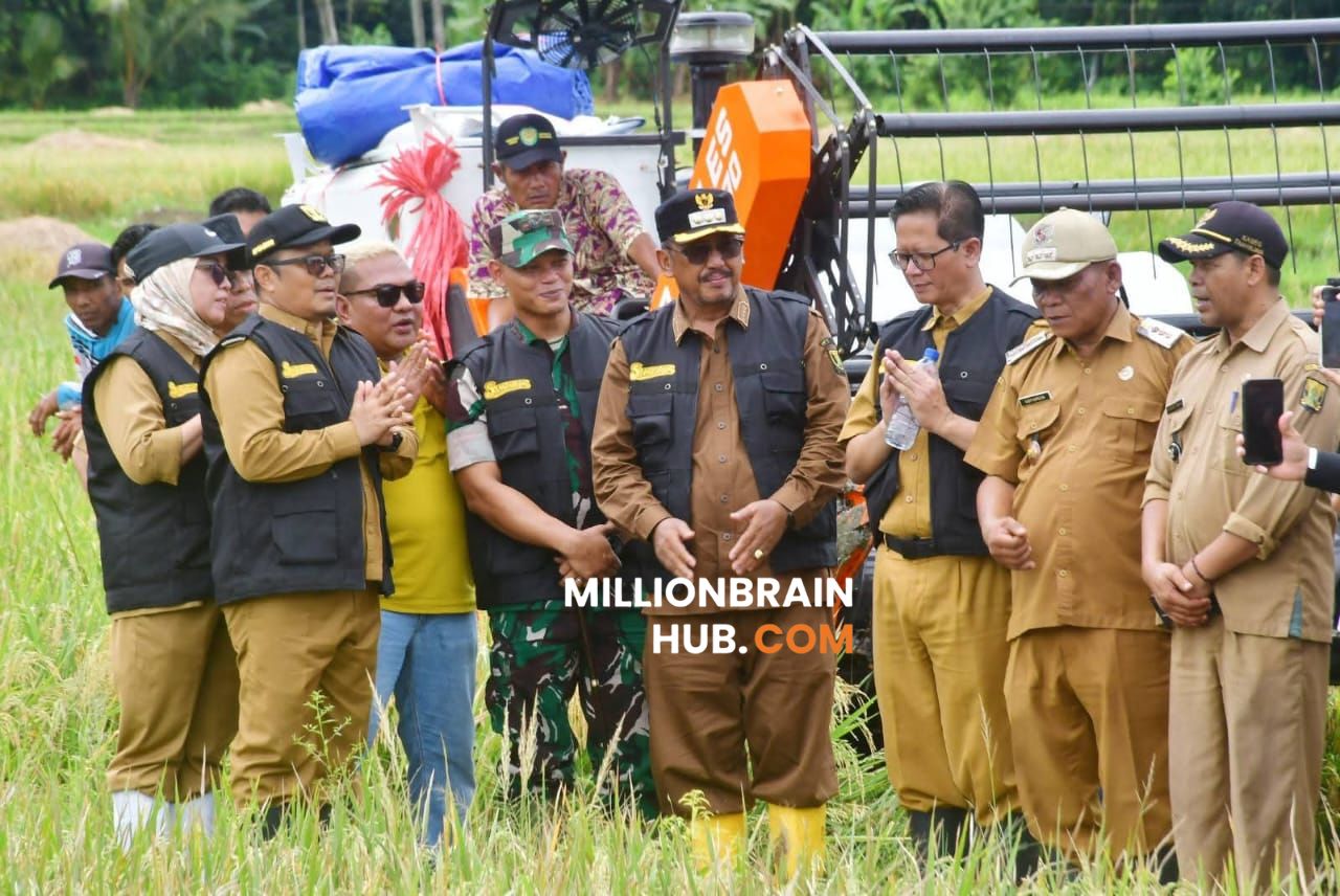 Bupati asep jafar dan kepala dinas pertanian sukabumi foto : istmewa