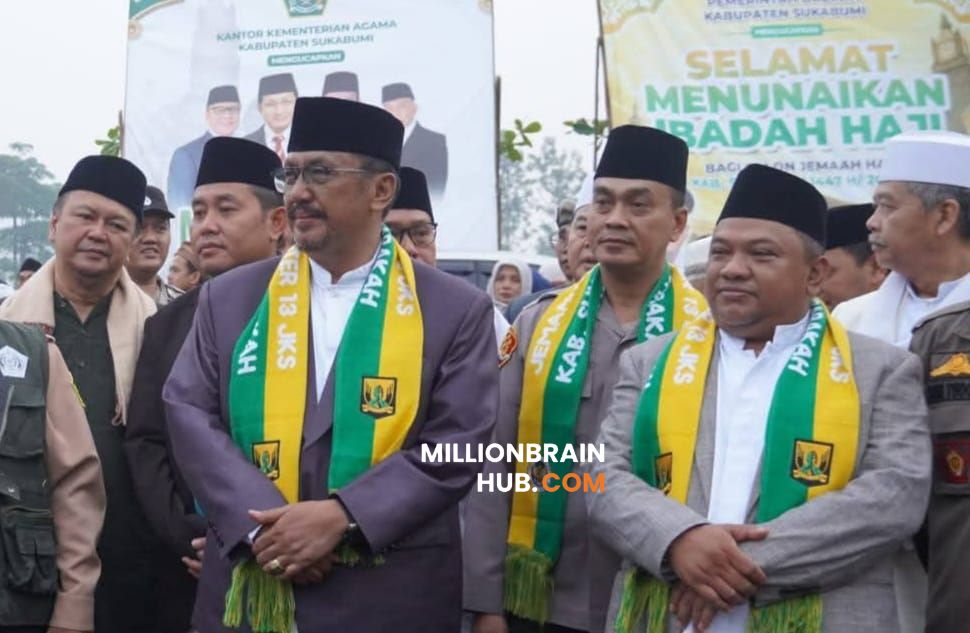 Ketua DPRD Sukabumi Budi Azhar Mutawali bersama Bupati Asep Japar melepas Calon Jemaah Haji Kloter 13 JKS asal Kabupaten Sukabumi di Gedung PLHUT Lantai 2 Cikembang, Kabupaten Sukabumi, Kamis (7/5/2026). |Foto: ist