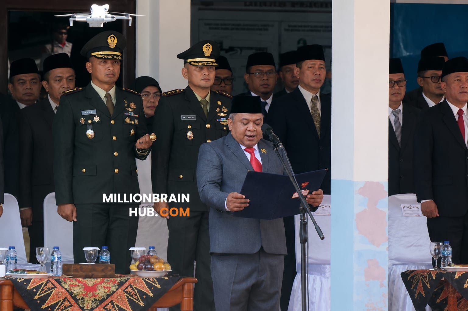 Ketua DPRD Kabupaten Sukabumi, Budi Azhar Mutawali, saat membacakan teks Pancasila. |Foto: is