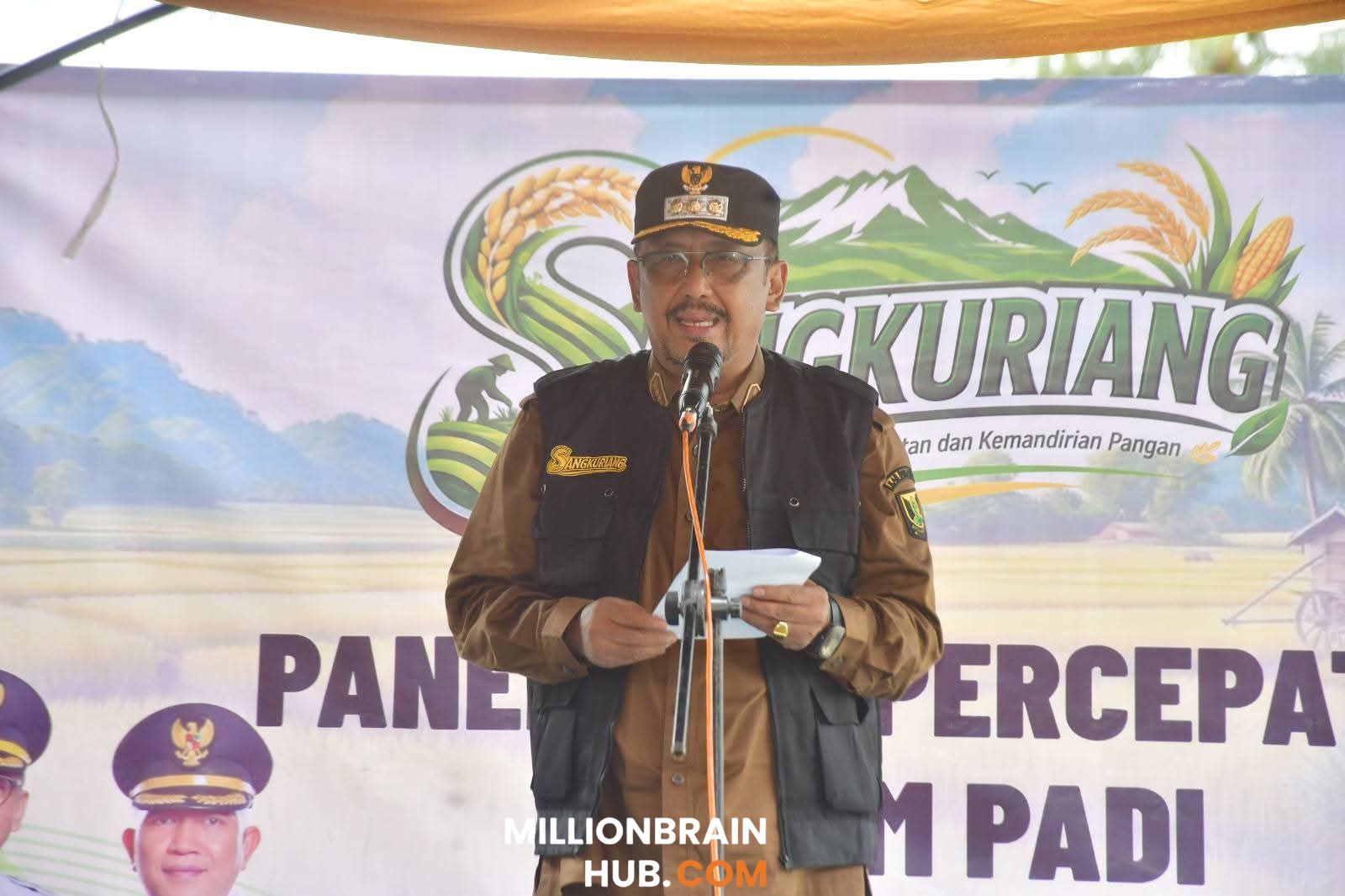 Bupati sukabumi asep japar memebrikan pidato foto : distan