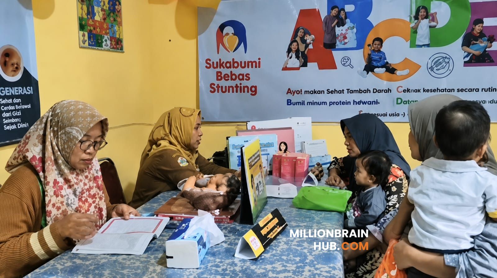 Suasana pemberian vitamin di Posyandu Cendana Cidahu. |Foto: ist
