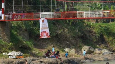 Jembatan Gantung Prima Jantake di Desa Sasagaran, Kecamatan Kebonpedes, Kabupaten Sukabumi. |Foto: dokpim