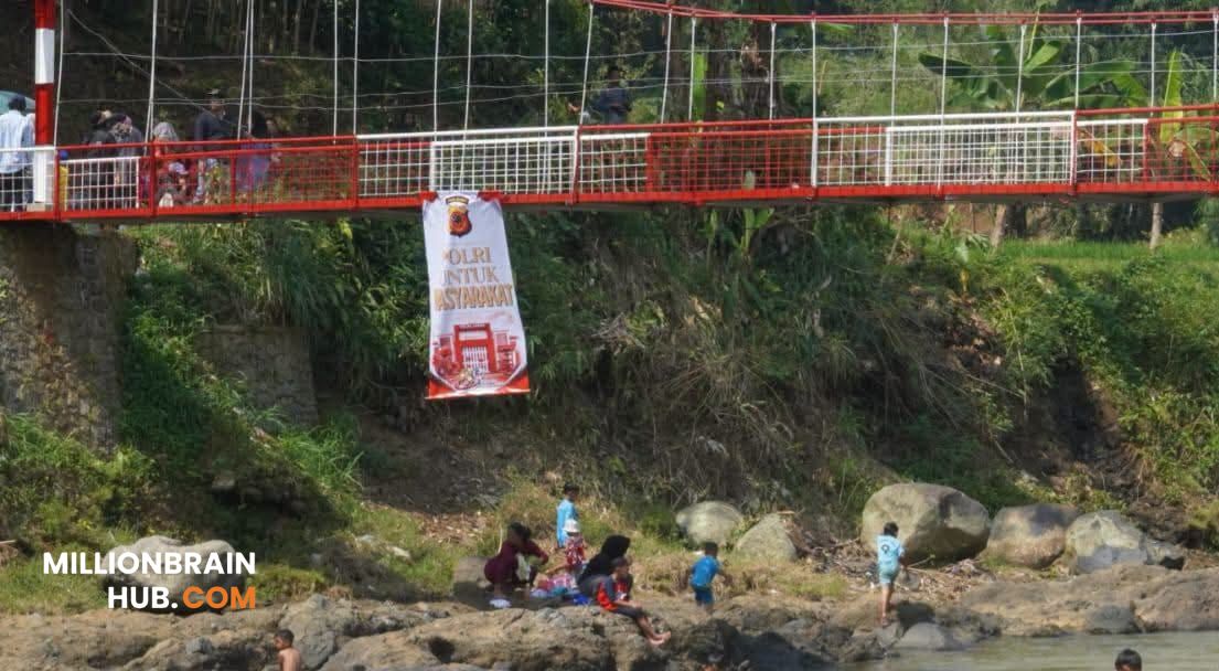Jembatan Gantung Prima Jantake di Desa Sasagaran, Kecamatan Kebonpedes, Kabupaten Sukabumi. |Foto: dokpim