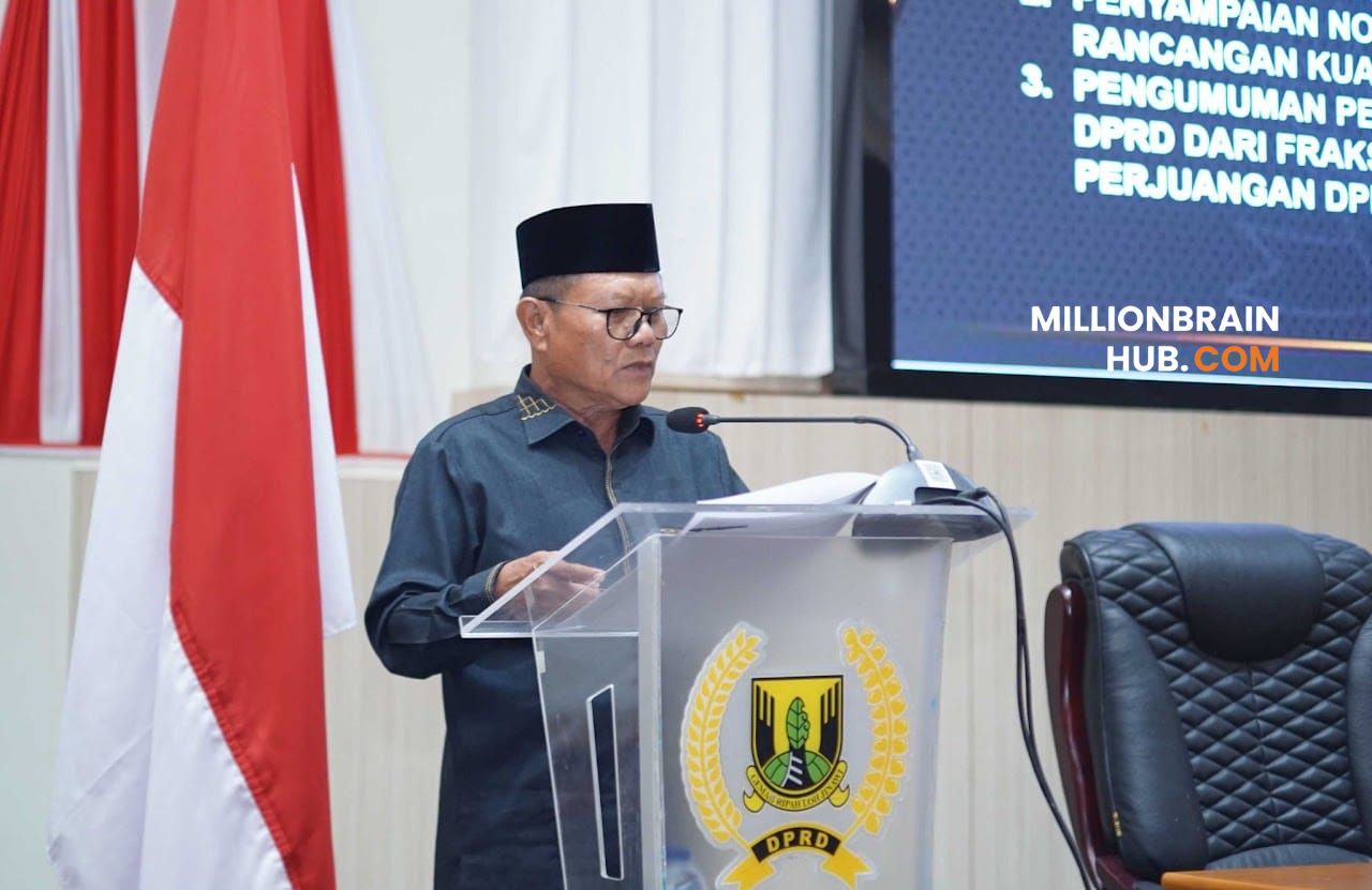 Anggota Fraksi Partai Gerindra Syarif Hidayat, saat membacakan laporan hasil reses dalam Rapat Paripurna ke-9 yang digelar di gedung DPRD Kabupaten Sukabumi, Kamis (9/7/2026).