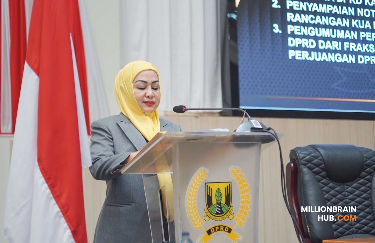 Juru bicara Fraksi Partai Golkar dan PAN, Rika Yulistina, saat membacakan laporan hasil reses dalam Rapat Paripurna ke-9 DPRD Kabupaten Sukabumi yang digelar pada Kamis, 9 Juli 2026. |Foto: humprot