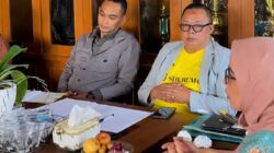 Kepala DKUKM Kabupaten Sukabumi, Sri Hastuty Harahap, saat memimpin rapat. |Foto: dok