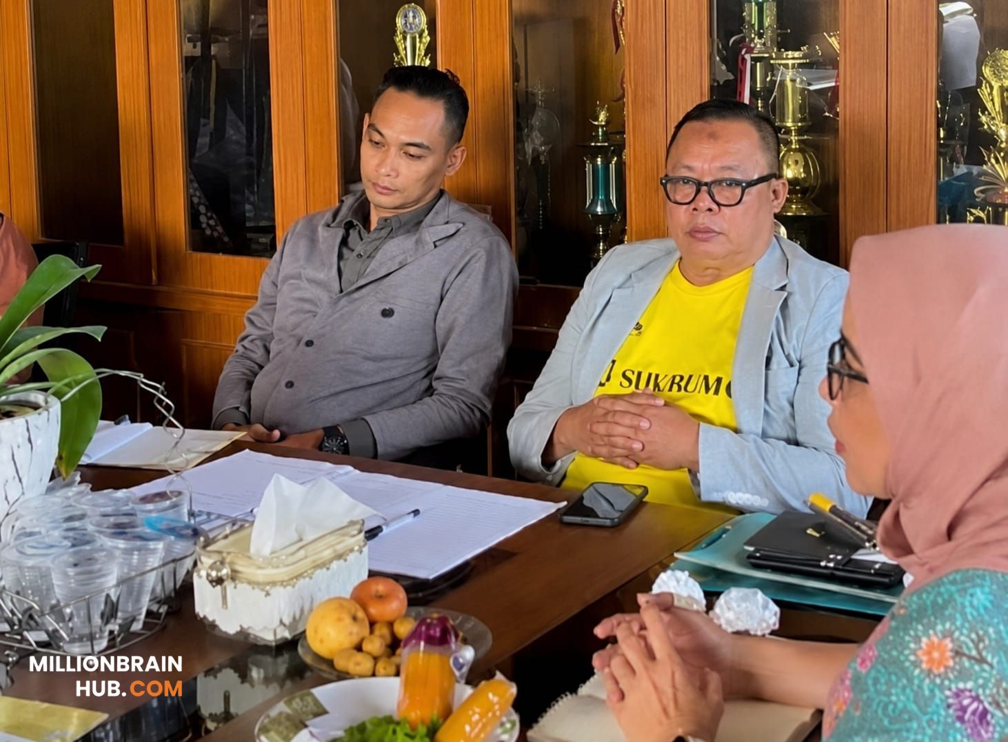 Kepala DKUKM Kabupaten Sukabumi, Sri Hastuty Harahap, saat memimpin rapat. |Foto: dok