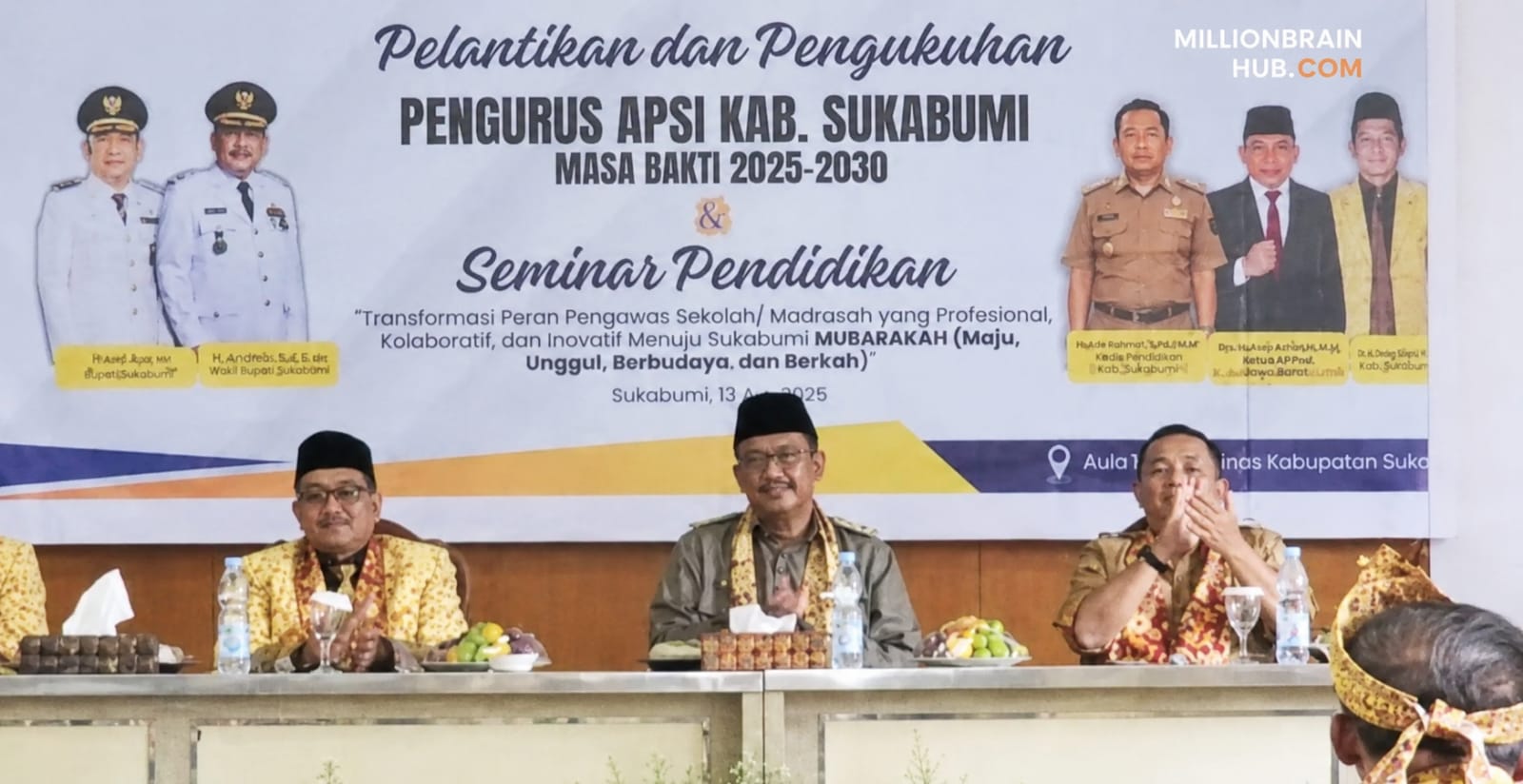 kepala dinas pendidikan sukabumi deden sumpena dan bupati sukabumi asep japar dalam acara Pelantikan dan Pengukuhan PENGURUS APSI KAB. SUKABUMI MASA BAKTI 2025-2030
