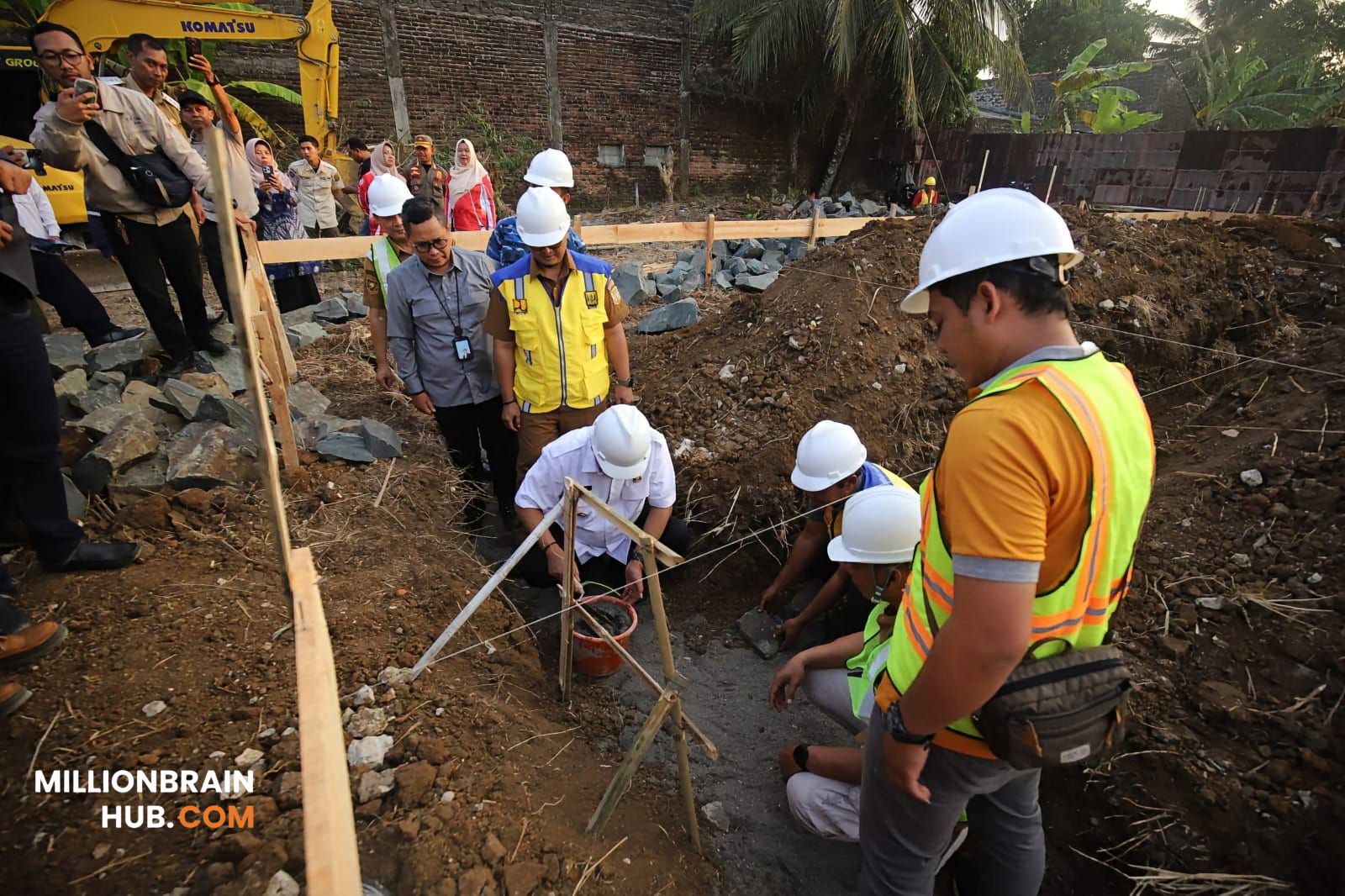 Peletakan batu pertama pembangunan dilakukan langsung oleh Bupati Sukabumi Asep Japar di Kantor Kecamatan Surade, Selasa (28/7/2026). |Foto: Dokpim