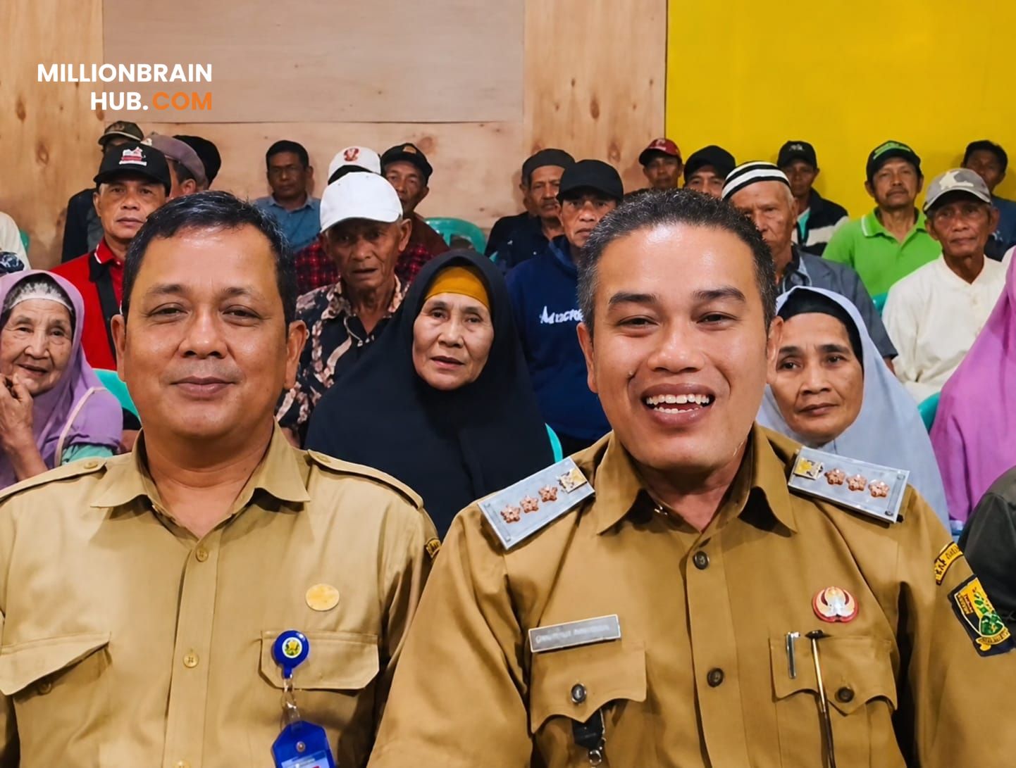 Camat Cibitung, Hodan Pirmansyah, saat bersama peserta bimbingan sosial di kantor Desa dan Kecamatan Cibitung. |Foto: dok