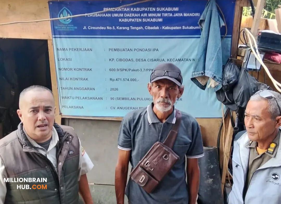 Seksi Trantib saat melakukan monitoring pembangunan pondasi Instalasi Pengolahan Air (IPA) milik Perumda Air Minum Tirta Jaya Mandiri yang berlokasi di Kampung Cobodas, Desa Cisarua. |Foto: Kecamatan Nagrak