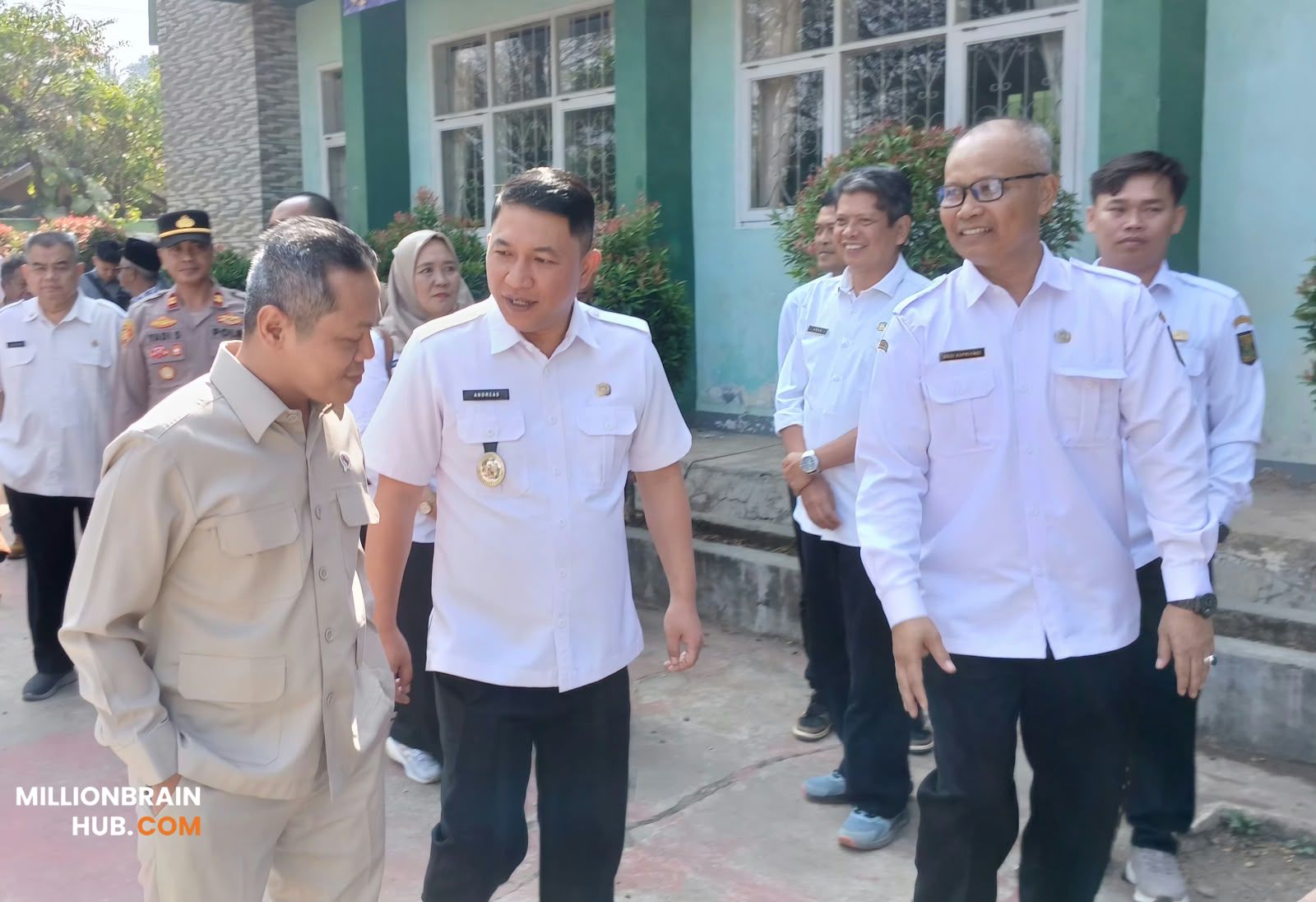 Wakil Menteri Pendidikan Dasar dan Menengah RI Fajar Riza Ul Haq saat melakukan audiensi dan dialog mengenai kebijakan serta penguatan mutu pendidikan di SMP Negeri 1 Cikembar, Kabupaten Sukabumi, Rabu (5/8/2026). |Foto: Ade