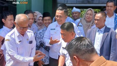 Kepala Dinas Pendidikan Kabupaten Sukabumi Deden Sumpena, saat bersama Wakil Bupati Sukabumi di SMP Negeri 1 Cikembar |Foto: Ade