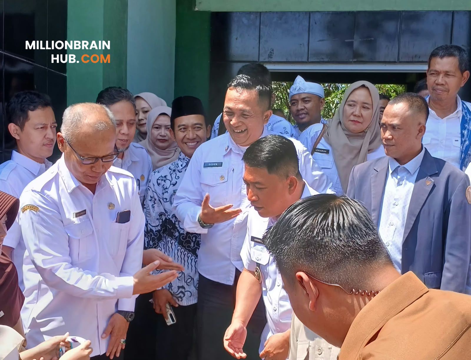 Kepala Dinas Pendidikan Kabupaten Sukabumi Deden Sumpena, saat bersama Wakil Bupati Sukabumi di SMP Negeri 1 Cikembar |Foto: Ade