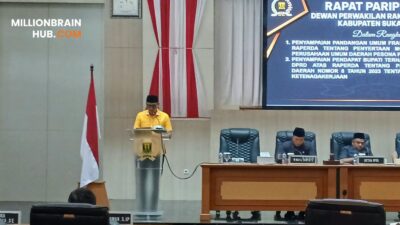 H. M. Loka Tresnajaya saat menyampaikan pandangan Fraksi Partai Golkar terhadap Raperda tentang Penyertaan Modal Daerah pada Perumda Pesona Pariwisata dalam rapat paripurna di Gedung DPRD Kabupaten Sukabumi, Senin (10/8/2026). |Foto: Ade