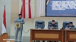 Aang Erlan Hudaya, saat membacakan pandangan Fraksi PKB terhadap Raperda penyertaan modal daerah kepada Perumda Pariwisata di paripurna DPRD Kabupaten Sukabumi. |Foto: Ade