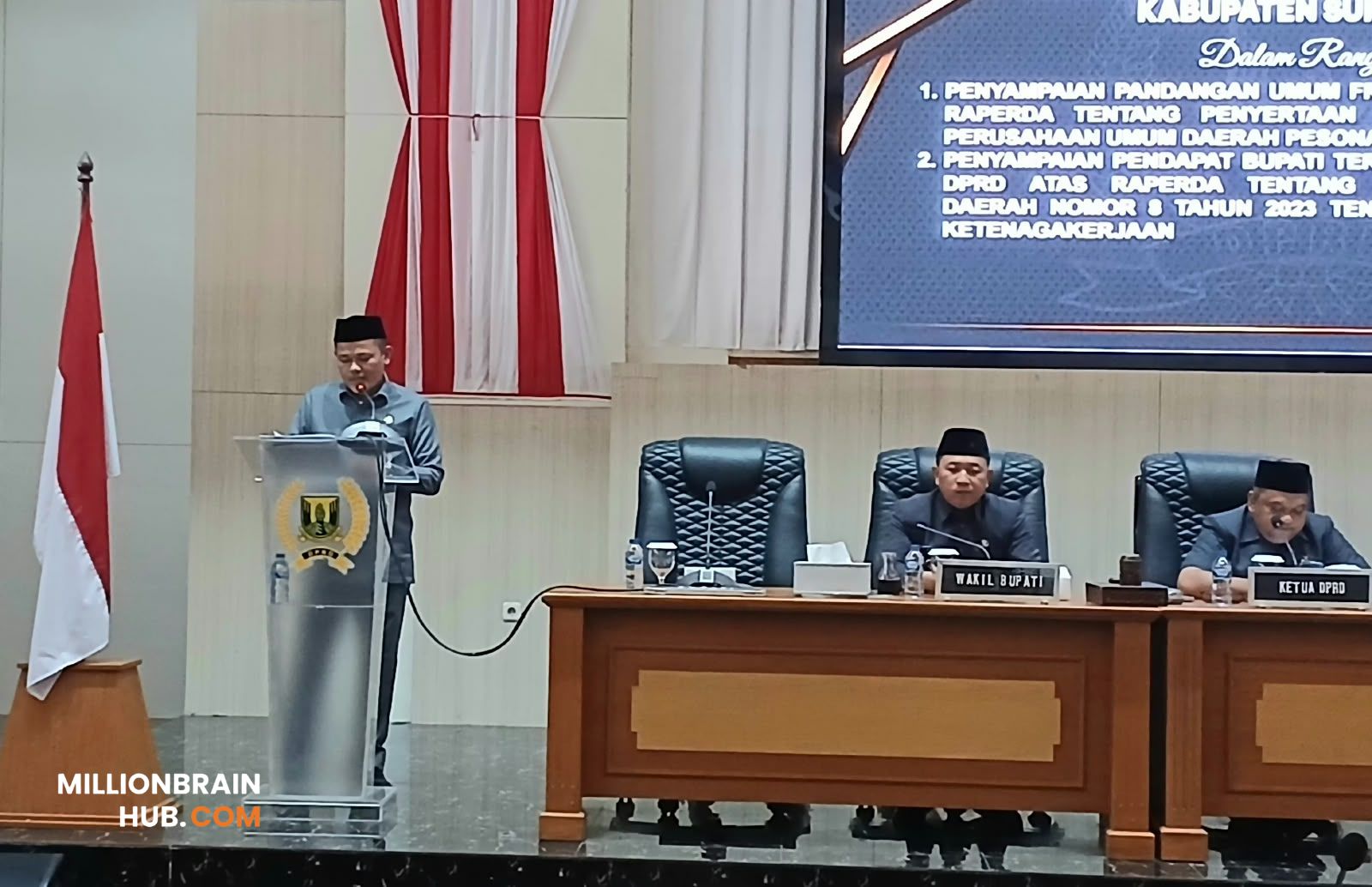Aang Erlan Hudaya, saat membacakan pandangan Fraksi PKB terhadap Raperda penyertaan modal daerah kepada Perumda Pariwisata di paripurna DPRD Kabupaten Sukabumi. |Foto: Ade