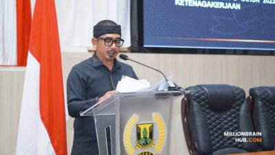 Sendi A. Maulana saat membacakan pandangan Fraksi PDI Perjuangan dalam rapat paripurna di Gedung DPRD Kabupaten Sukabumi, Senin (10/8/2026). |Foto: humprot