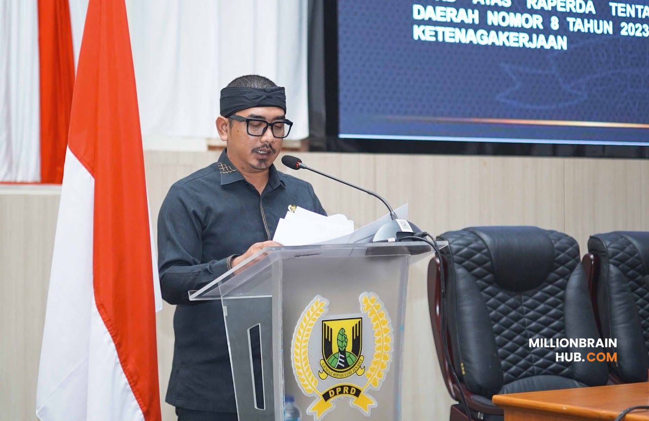 Sendi A. Maulana saat membacakan pandangan Fraksi PDI Perjuangan dalam rapat paripurna di Gedung DPRD Kabupaten Sukabumi, Senin (10/8/2026). |Foto: humprot