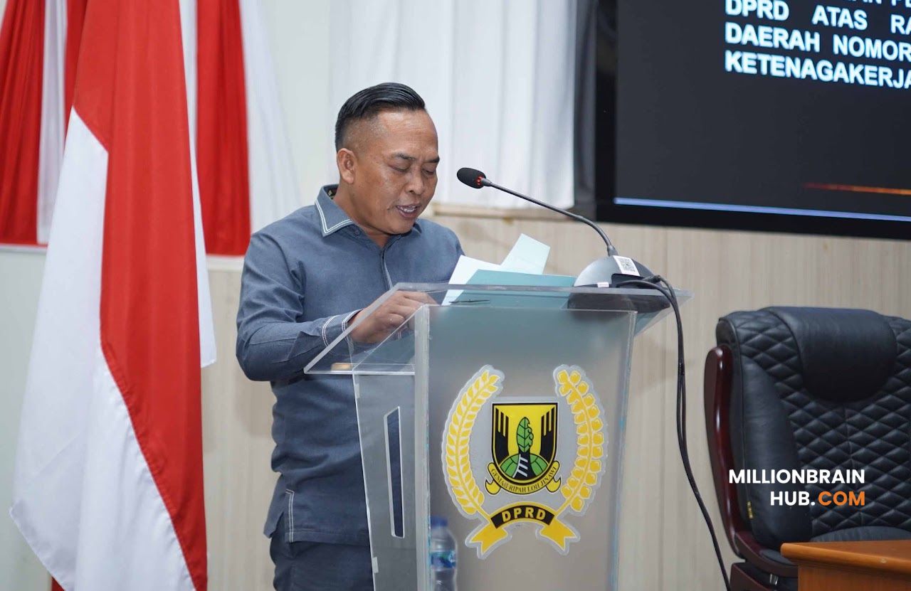 Sekretaris Fraksi Partai Demokrat DPRD Kabupaten Sukabumi, Jalil Abdillah, saat membacakan pandangan fraksinya dalam rapat paripurna di Gedung DPRD Kabupaten Sukabumi, Senin (10/8/2026). |Foto: Humprot