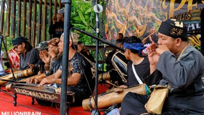 Kelompok kesenian musik tradisional Sunda yang memainkan alat musik harpa rahang bernama karinding yang terbuat dari bambu atau pelepah aren. |Foto: Ade