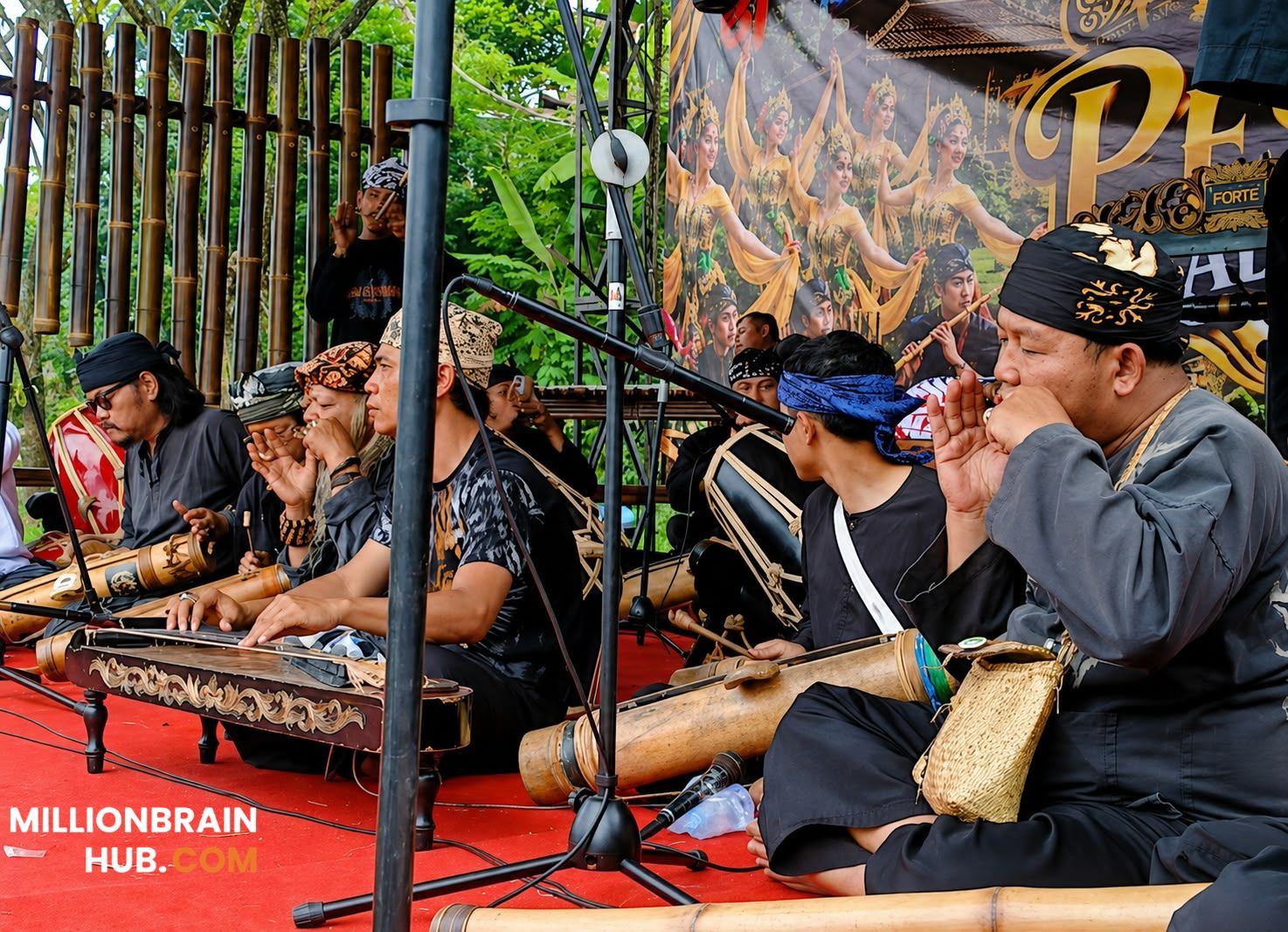Kelompok kesenian musik tradisional Sunda yang memainkan alat musik harpa rahang bernama karinding yang terbuat dari bambu atau pelepah aren. |Foto: Ade