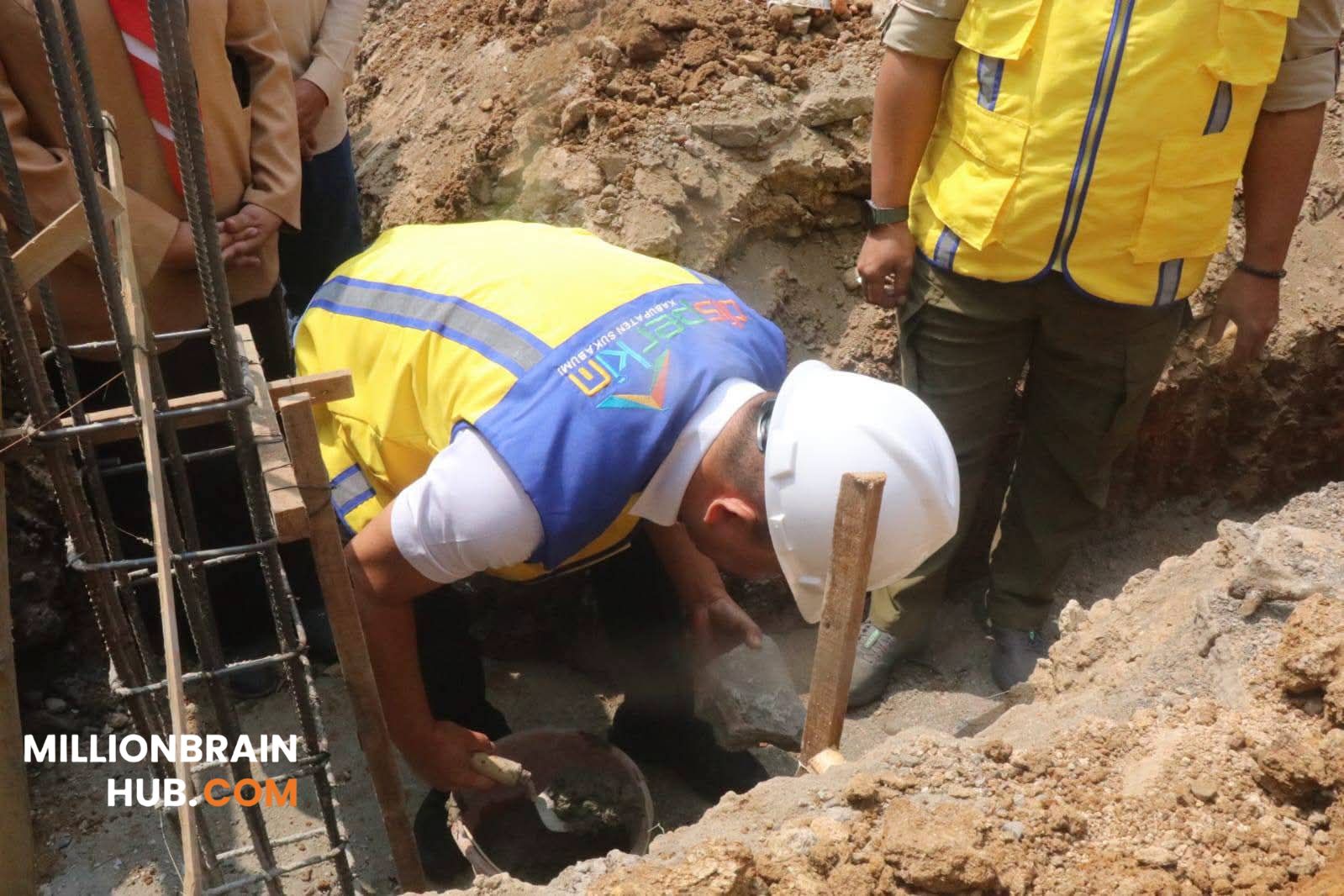 Peletakan batu pertama (groundbreaking) pembangunan gedung dilakukan Wakil Bupati Sukabumi H. Andreas, Jumat (14/8/2026) |Foto: Ade