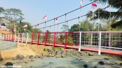Jembatan gantung Garuda Ariadipa yang menjadi akses penting masyarakat Kampung Bobojong, Desa Jambenenggang, Kecamatan Kebonpedes, Kabupaten Sukabumi, akhirnya resmi digunakan, Kamis (13/8/2026). |Foto: dok