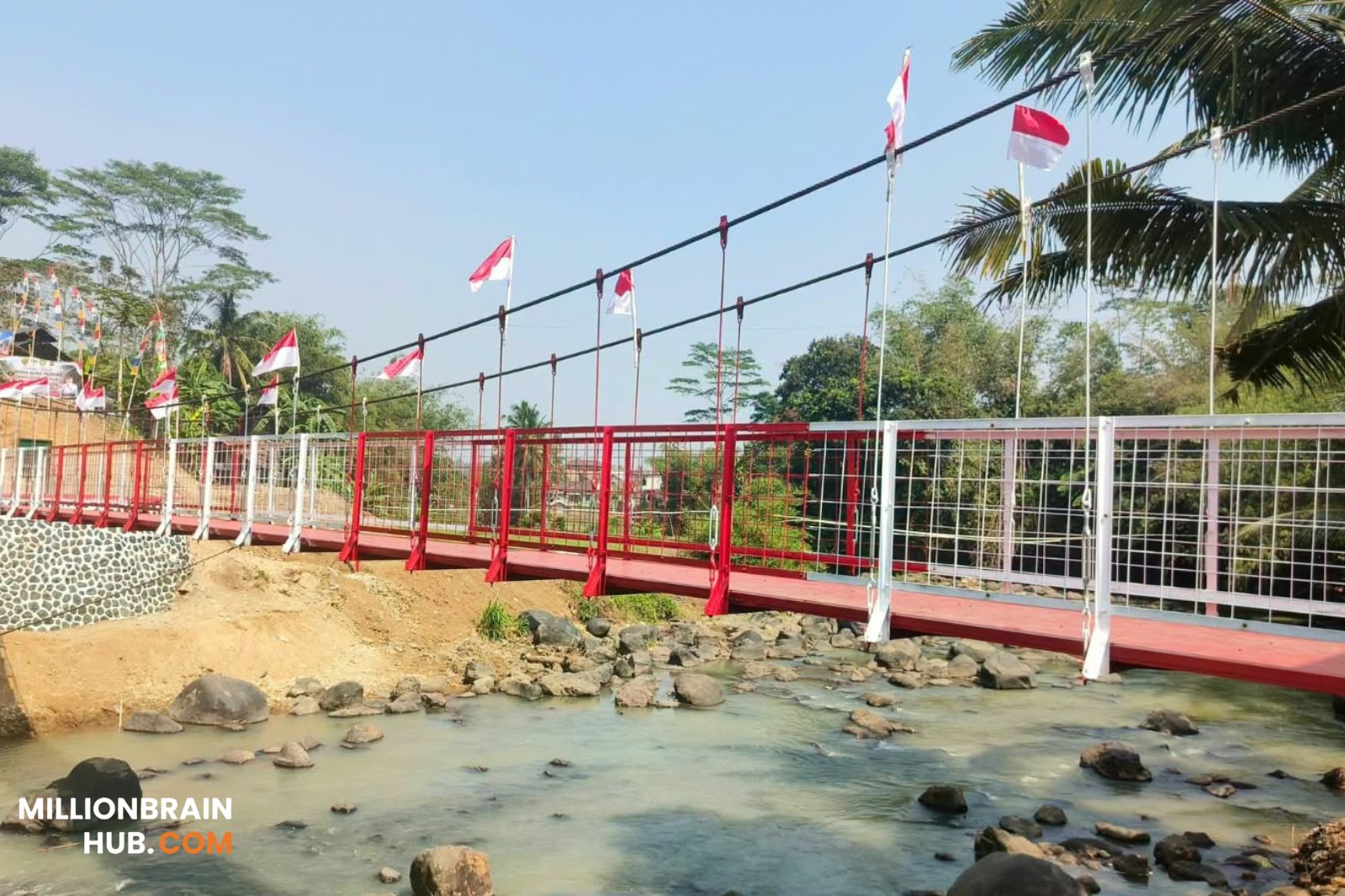 Jembatan gantung Garuda Ariadipa yang menjadi akses penting masyarakat Kampung Bobojong, Desa Jambenenggang, Kecamatan Kebonpedes, Kabupaten Sukabumi, akhirnya resmi digunakan, Kamis (13/8/2026). |Foto: dok